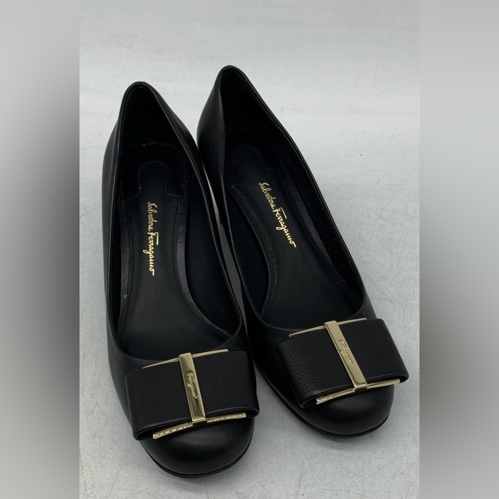 Salvatore Ferragamo Black Flats with Gold Accent Size:6.5